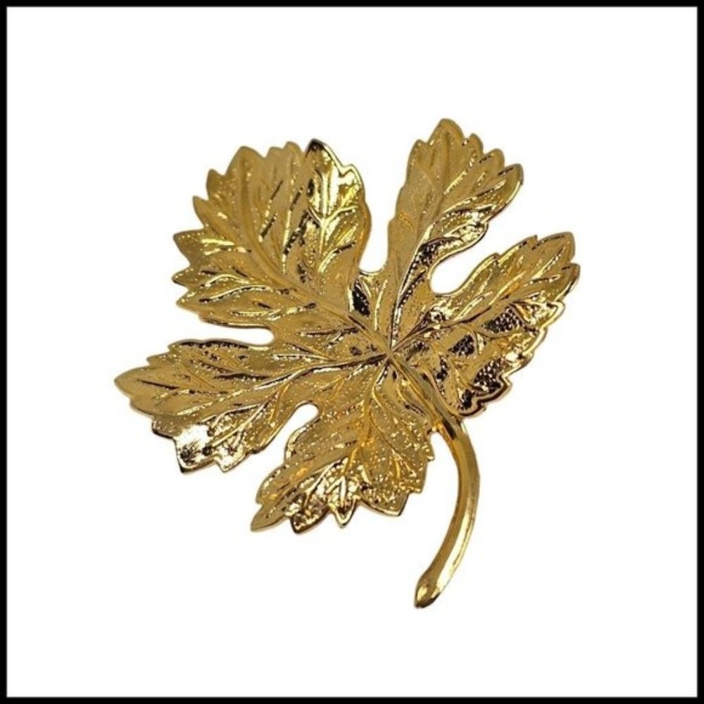 Vintage Embossed Metal Gold Tone Maple‎ Leaf Brooch Pin Fall Autumn